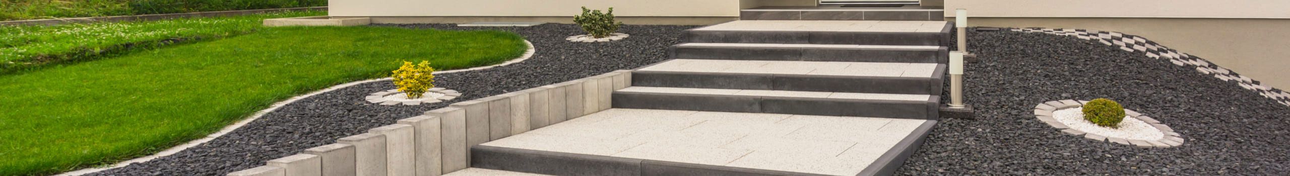 Gestalteret Eingangsbereich mit einer Treppe und Steinen