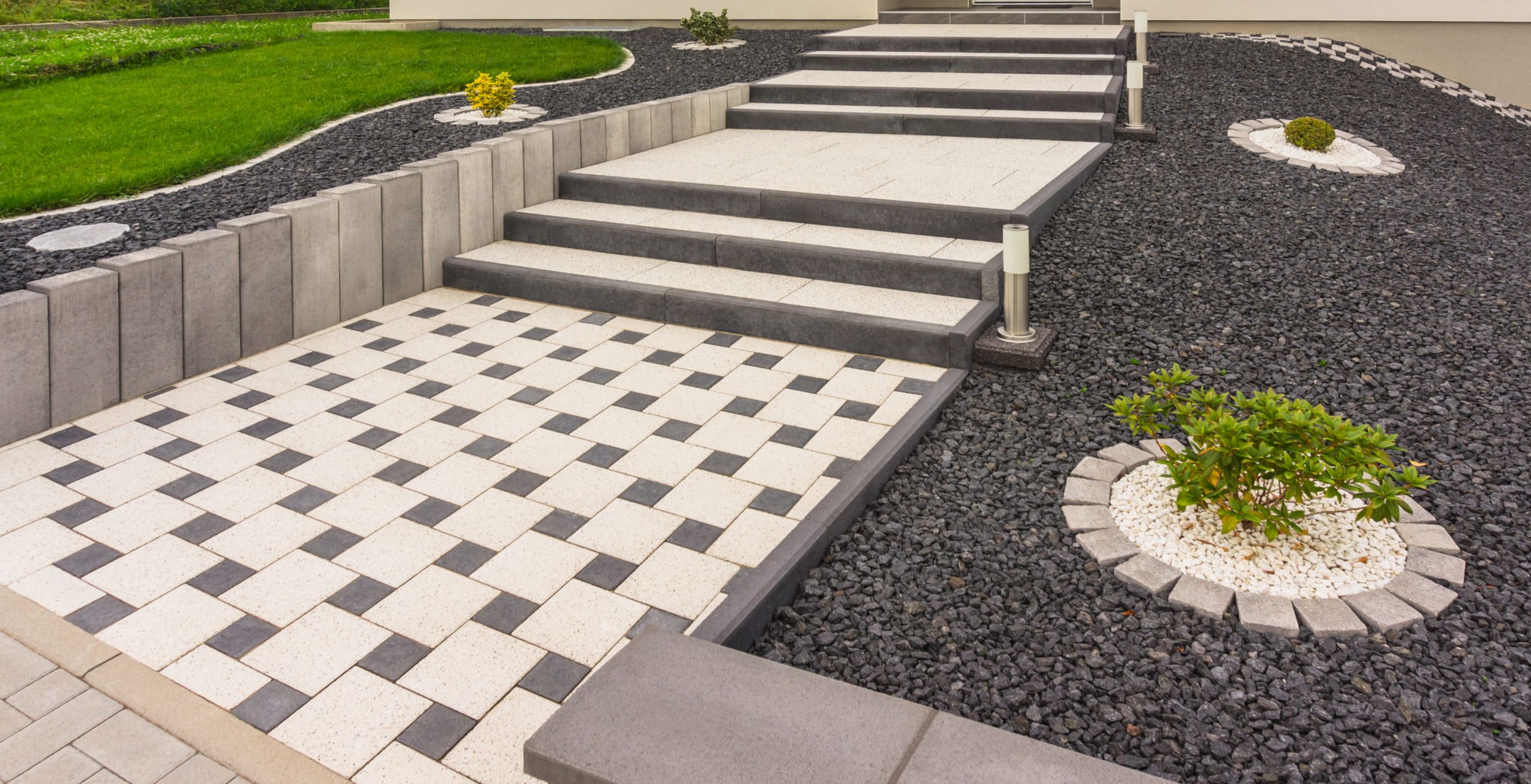 Gestalteret Eingangsbereich mit einer Treppe und Steinen